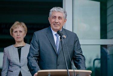 Прозвенел последний школьный звонок