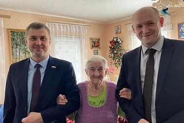 Депутат поздравил с вековым юбилеем Марию Павловну Маслову