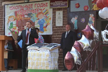 Депутаты поздравили выпускников с праздником последнего звонка