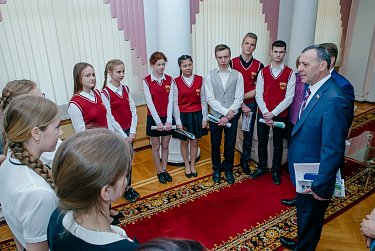 Парламент региона организовал экскурсию для старшеклассников 