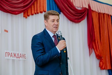 Андрей Шевченко вручил паспорта юным оренбуржцам