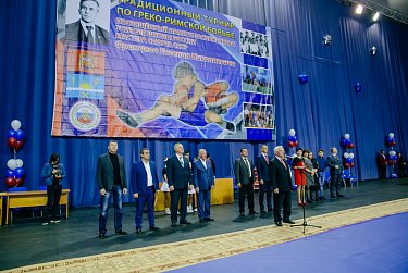 В Оренбурге проходит турнир по греко-римской борьбе памяти Евгения Францева