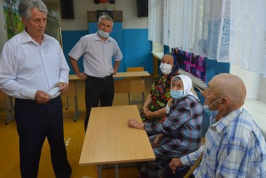 Школьникам рюкзаки, ветеранам – медали 