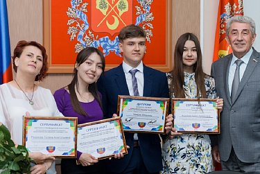 В парламенте региона вручили награды участникам конкурса законотворческих инициатив